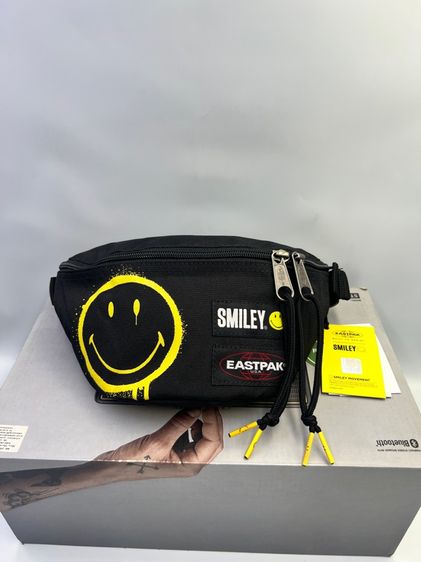 กระเป๋าคาดอก EASTPAK SPRINGER Smiley Graffiti Black รูปที่ 2