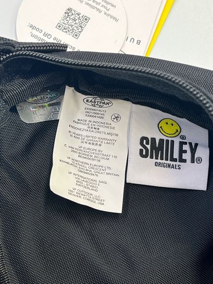 กระเป๋าคาดอก EASTPAK SPRINGER Smiley Graffiti Black รูปที่ 8
