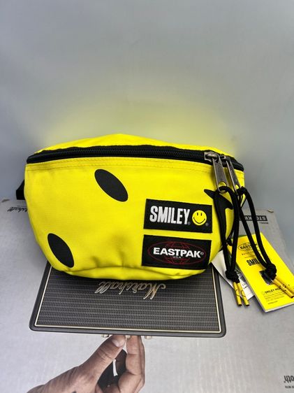 กระเป๋าคาดอก EASTPAK รุ่น SPRINGER Smiley Smiley Big รูปที่ 2