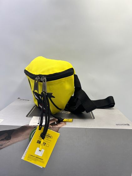 กระเป๋าคาดอก EASTPAK รุ่น SPRINGER Smiley Smiley Big รูปที่ 3