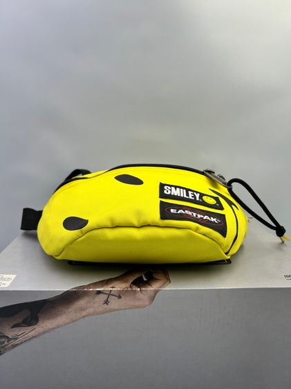 กระเป๋าคาดอก EASTPAK รุ่น SPRINGER Smiley Smiley Big รูปที่ 5