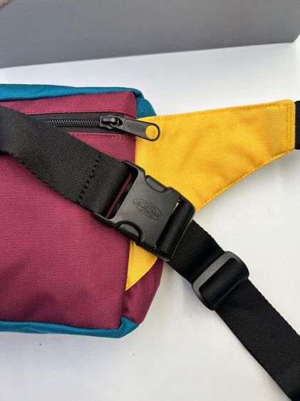 กระเป๋าคาดเอว EASTPAK รุ่น Versity Waist-Varsity Blocking รูปที่ 12