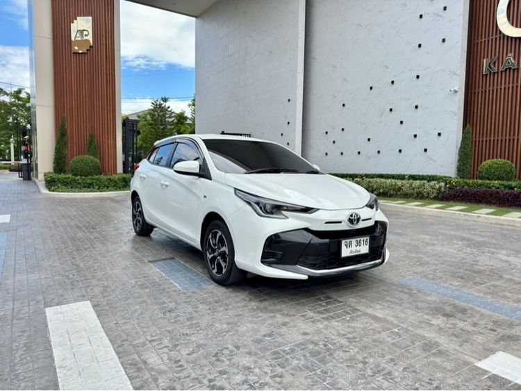 รถ Toyota Yaris 1.2 Sport สี ขาว