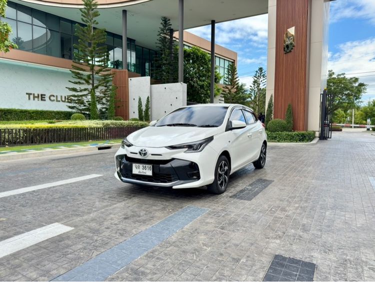 Toyota Yaris 2023 1.2 Sport Sedan เบนซิน ไม่ติดแก๊ส เกียร์อัตโนมัติ ขาว รูปที่ 3