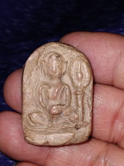 หลวงพ่อโหน่ง ฉันจังหัน พิมพ์ใหญ่ หลังเรียบ เนื้อดิน วัดคลองมะดัน จ.สุพรรณบุรี หายาก สภาพสวยสมบูรณ์ เนื้อจัดจ้าน พระเก่า ยุคต้น ชึ่งเป็นพิมพ์