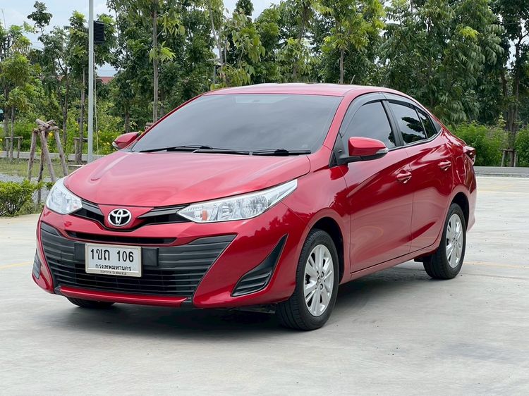 รถ Toyota Yaris ATIV 1.2 E สี แดง