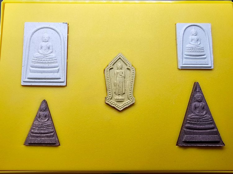 ชุดพระผง 5 องค์ พระพุทธนวมมหาราชายุจฉับปริวัตนมงคล ภปร. รุ่นเฉลิมพระชนมพรรษา 72 พรรษา รัชกาลที่ 9 ปี 2542 พร้อมตลับเดิม รูปที่ 3