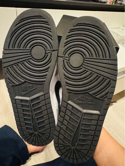 Jordan 1 Light Smoke Grey  รูปที่ 5