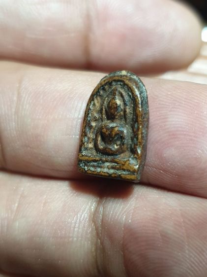 พระซุ้มกอ พิมพ์จิ๋ว ไม่ทราบวัดและปีที่ออก ลงลักเก่าได้อายุ สภาพสวยขนาดเล็ก เหมาะกับผู้หญิง บุตรหลานของท่าน รับประกันพระแท้ รูปที่ 5