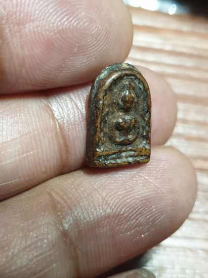 พระซุ้มกอ พิมพ์จิ๋ว ไม่ทราบวัดและปีที่ออก ลงลักเก่าได้อายุ สภาพสวยขนาดเล็ก เหมาะกับผู้หญิง บุตรหลานของท่าน รับประกันพระแท้ รูปที่ 8