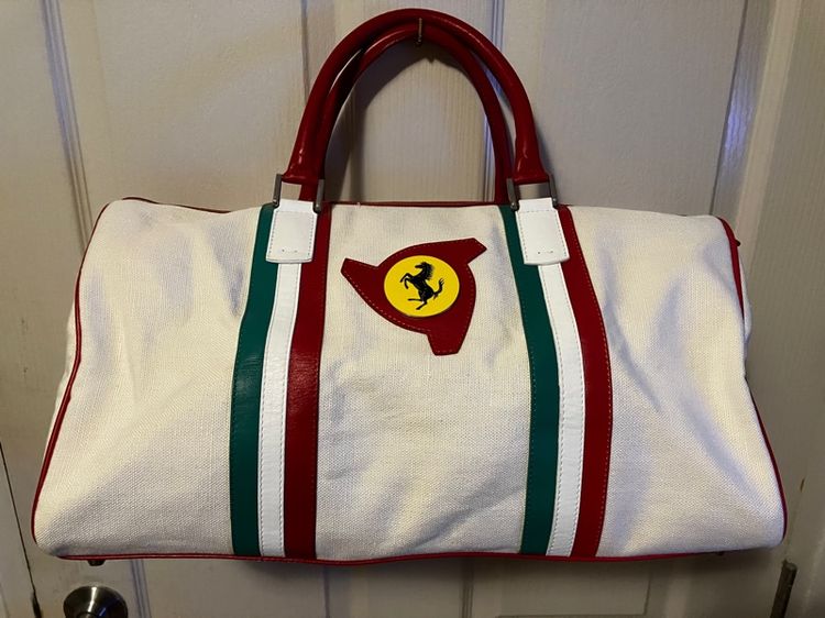 Ferrari MADE IN Italy Ferrari แท้ หนังแท้ ซิบYKK สวยมาก ไม่มีตำหนิ ราคา 15,000 บาท