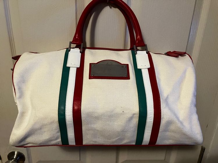 Ferrari MADE IN Italy Ferrari แท้ หนังแท้ ซิบYKK สวยมาก ไม่มีตำหนิ ราคา 15,000 บาท รูปที่ 2