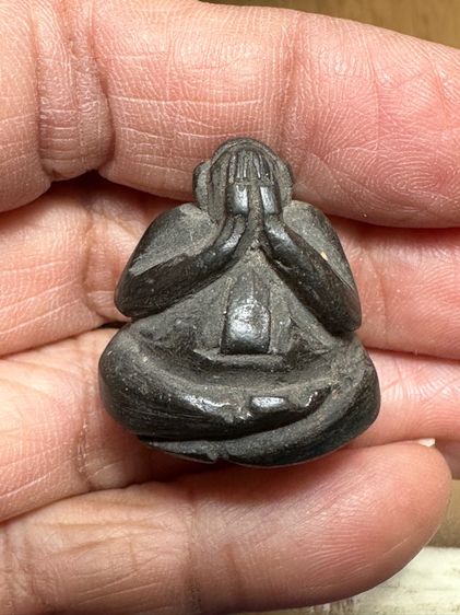 พระปิดตาเนื้อผงคลุกรัก ลอยองค์ ไม่ทราบที่