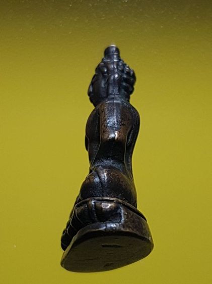 พระชัยวัฒน์หลวงปู่บุญ วัดกลางบางเเก้ว พิมพ์แต่งเก่า สภาพสวยมาก เนื้อจัดเข้ม อายุกว่าร้อยปี หาชมได้ยากมาก รูปที่ 6