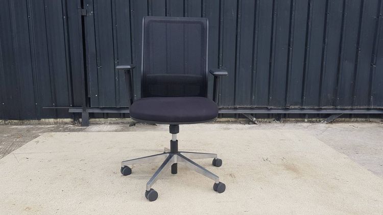 ผ้าหุ้มเบาะ เก้าอี้สำนักงาน พนักพิงตาข่าย มีล้อ เบาะผ้า ขาเหล็ก สีดำ ยี่ห้อ KOKUYO