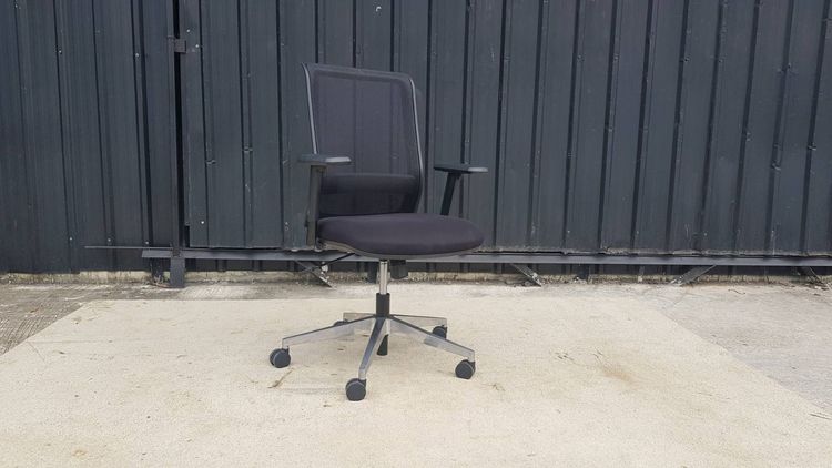 เก้าอี้สำนักงาน พนักพิงตาข่าย มีล้อ เบาะผ้า ขาเหล็ก สีดำ ยี่ห้อ KOKUYO รูปที่ 2