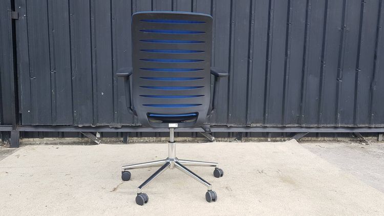 เก้าอี้สำนักงาน มีล้อ พนักพิงตาข่ายสีน้ำเงิน เบาะผ้า ขาเหล็ก สีดำ รูปที่ 4