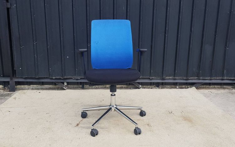 ผ้าหุ้มเบาะ เก้าอี้สำนักงาน มีล้อ พนักพิงตาข่ายสีน้ำเงิน เบาะผ้า ขาเหล็ก สีดำ