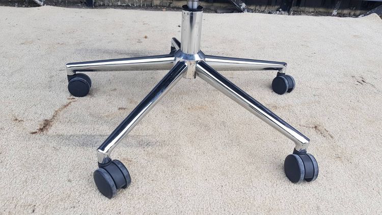 เก้าอี้สำนักงาน มีล้อ พนักพิงตาข่ายสีน้ำเงิน เบาะผ้า ขาเหล็ก สีดำ รูปที่ 5