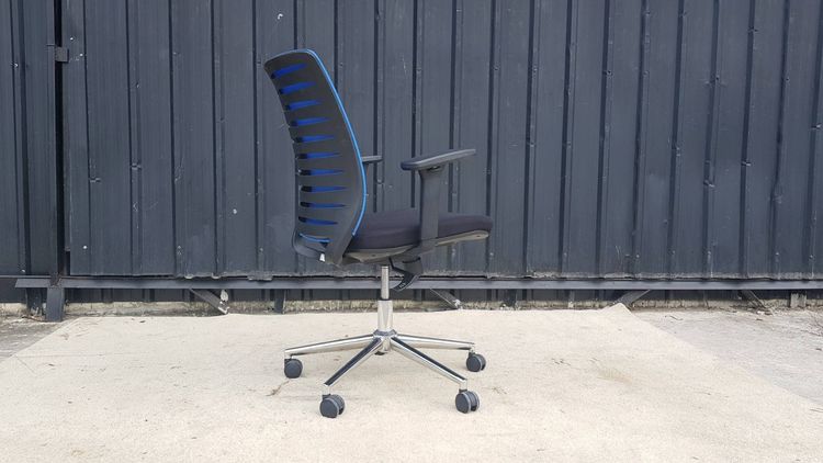 เก้าอี้สำนักงาน มีล้อ พนักพิงตาข่ายสีน้ำเงิน เบาะผ้า ขาเหล็ก สีดำ รูปที่ 3