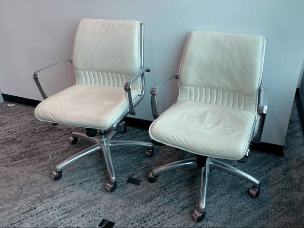เก้าอี้สำนักงาน เบาะหนัง สีครีม ยี่ห้อ CASA B  รูปที่ 3