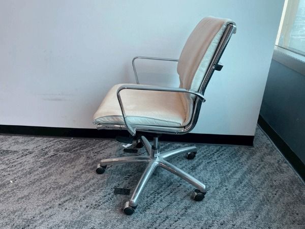 เก้าอี้สำนักงาน เบาะหนัง สีครีม ยี่ห้อ CASA B  รูปที่ 7
