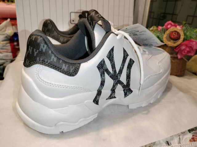 รองเท้า​ แบรด