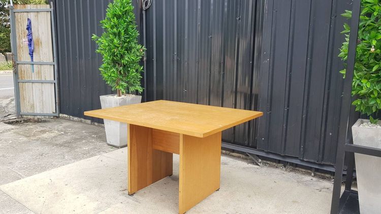 โต๊ะประชุม 4 ที่นั่ง ขาไม้ สีน้ำตาล รูปที่ 4