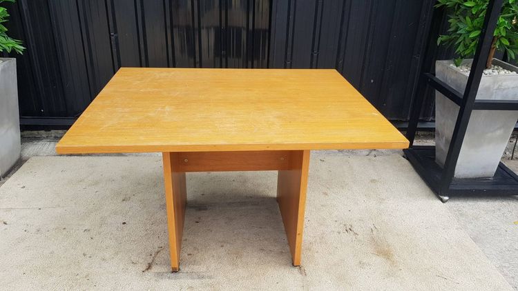 โต๊ะประชุม 4 ที่นั่ง ขาไม้ สีน้ำตาล