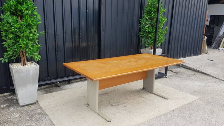 โต๊ะทำงาน โต๊ะประชุม 8 ที่นั่ง ขาเหล็ก ท็อปไม้ สีน้ำตาล