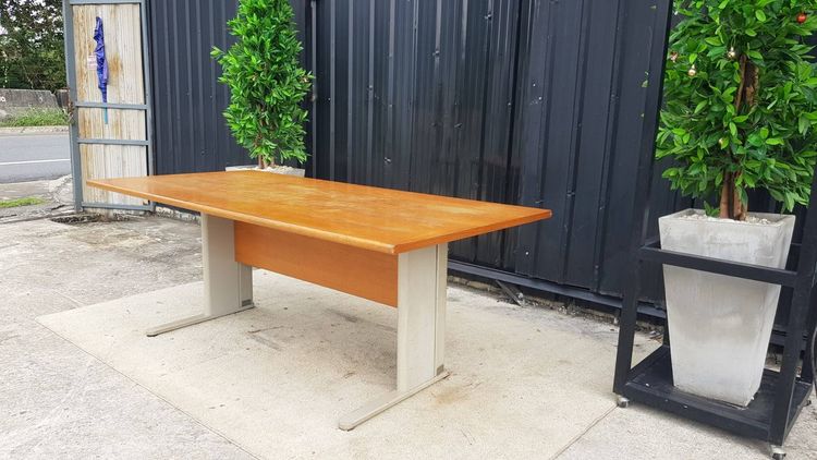 โต๊ะประชุม 8 ที่นั่ง ขาเหล็ก ท็อปไม้ สีน้ำตาล รูปที่ 2