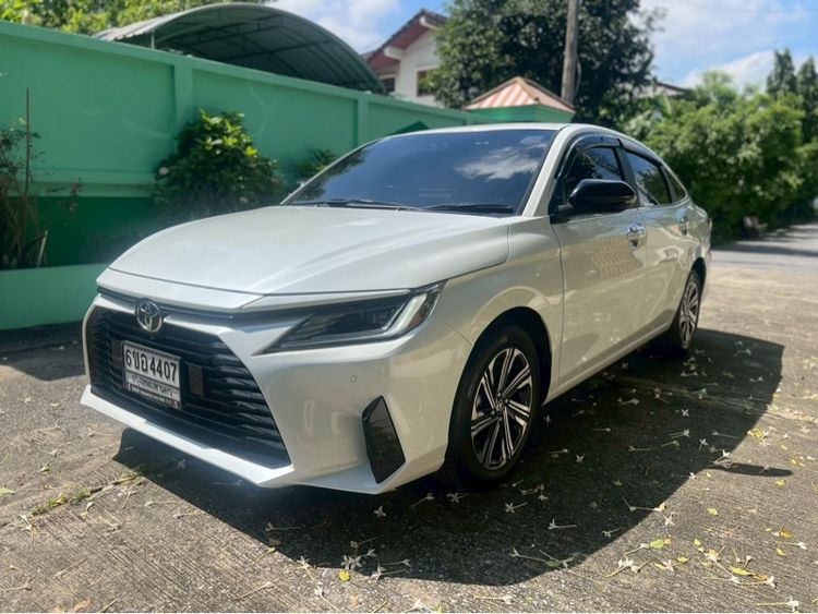 Toyota Yaris ATIV 2023 1.2 Premium Luxury Sedan เบนซิน ไม่ติดแก๊ส เกียร์อัตโนมัติ ขาว รูปที่ 3