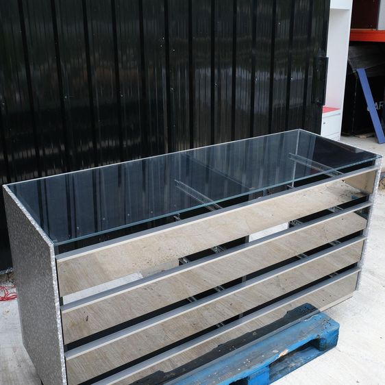 เคาน์เตอร์ตัวใหญ่ ท็อปกระจก 180 ซม. ผนังหินอ่อนซ้าย-ขวา ฐานไม้ขอบสแตนเลส รูปที่ 2