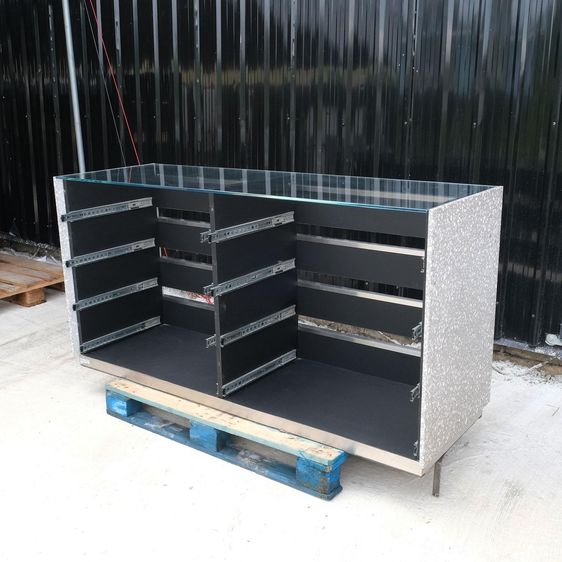 เคาน์เตอร์ตัวใหญ่ ท็อปกระจก 180 ซม. ผนังหินอ่อนซ้าย-ขวา ฐานไม้ขอบสแตนเลส รูปที่ 3