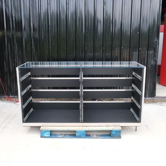 สแตนเลสสตีล เคาน์เตอร์ตัวใหญ่ ท็อปกระจก 180 ซม. ผนังหินอ่อนซ้าย-ขวา ฐานไม้ขอบสแตนเลส