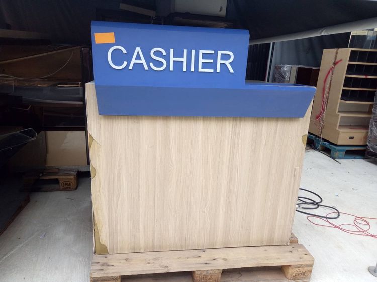 เคาน์เตอร์แคชเชียร์ สีขาว ป้ายข้อความ CASHIER สีน้ำเงิน 