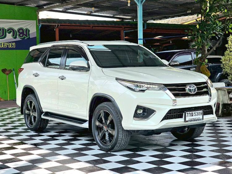 TOYOTA FORTUNER 2.8 TRD 4WD  รถบ้านมือเดียวป้ายแดง
