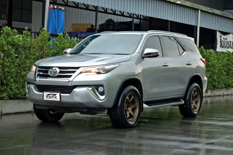 รถ Toyota Fortuner 2.4 V 4WD สี เทา