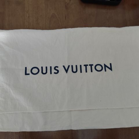 ไม่ระบุ เนื้อ ถุงผ้าใส่กระเป๋า louis vuitton มือสองขายตามสภาพขอคนรับได้ ก่อนตัดสินใจสั่งกรุณาอ่านรายระเอียด