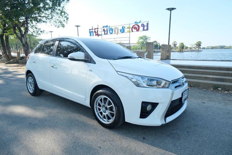 รถ Toyota Yaris 1.2 G สี ขาว