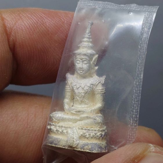 พระแก้วมรกต ทรงฤดูร้อน สธ.ลอยองค์ เนื้อเงินพ่นทราย สมเด็จพระเทพฯจัดสร้าง วัดบวรนิเวศวิหาร ปี 2538 พร้อมกล่องเดิม รับประกันแท้ รูปที่ 3