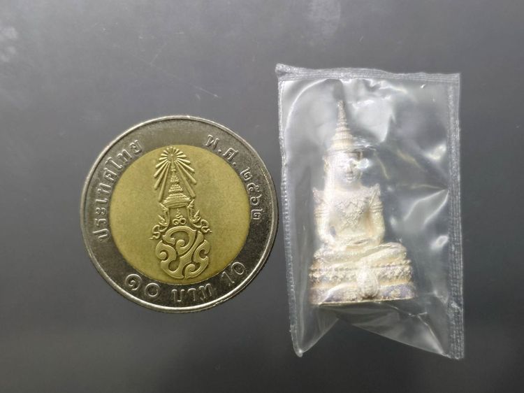 พระแก้วมรกต ทรงฤดูร้อน สธ.ลอยองค์ เนื้อเงินพ่นทราย สมเด็จพระเทพฯจัดสร้าง วัดบวรนิเวศวิหาร ปี 2538 พร้อมกล่องเดิม รับประกันแท้ รูปที่ 7