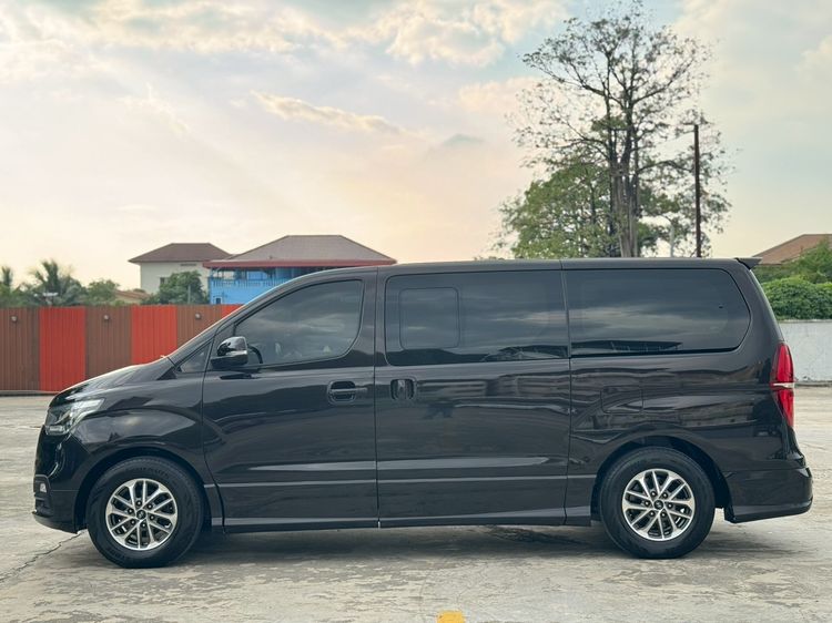 Hyundai H-1  2018 2.5 Deluxe Van ดีเซล ไม่ติดแก๊ส เกียร์อัตโนมัติ น้ำตาล รูปที่ 4
