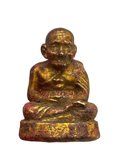 รูปหล่อหลวงปู่ทวด เนื้อโลหะลงรักปิดทอง ฐานติดแผ่นทอง ขรัวโต 2411 สายวังหน้า พุทธคุณแคล้วคลาด เมตตามหาลาภเด่น สภาพเดิมเข้มขลังสุดๆ  รูปที่ 2