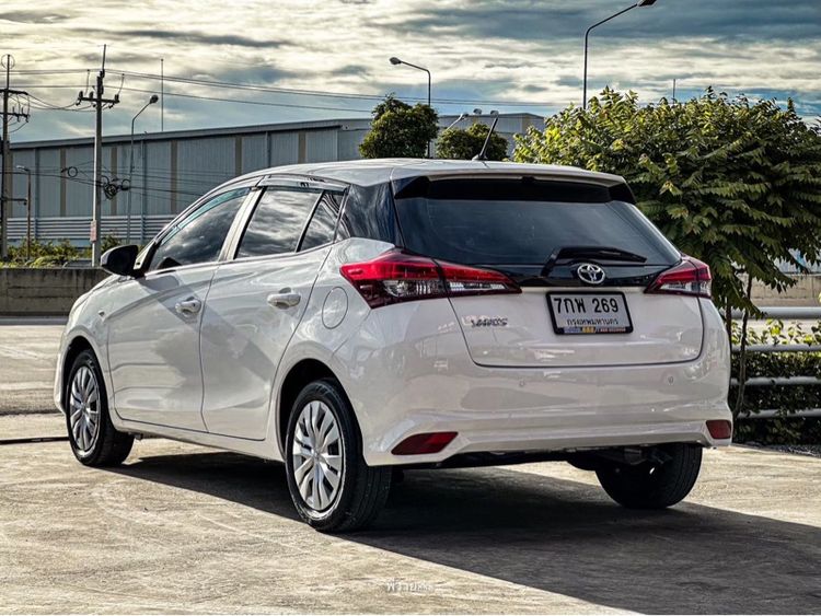 Toyota Yaris 2017 1.2 J Sedan เบนซิน ไม่ติดแก๊ส เกียร์อัตโนมัติ ขาว รูปที่ 4