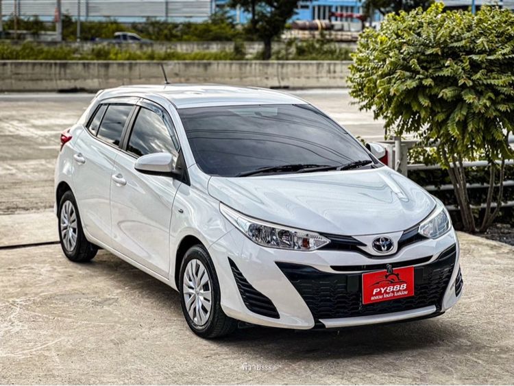 รถ Toyota Yaris 1.2 J สี ขาว