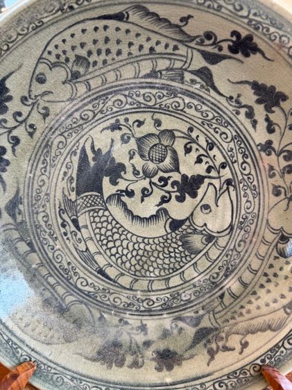 จานสังคโลกขนาด14นิ้วพร้อมขาตั้งไม้สัก รูปที่ 7