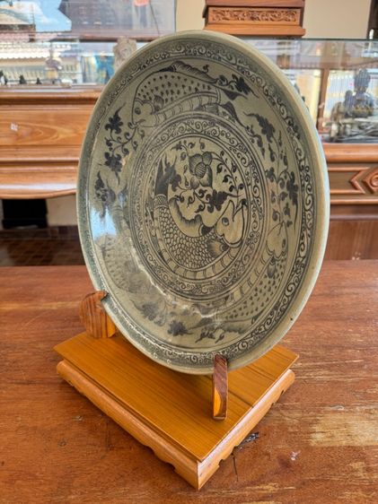 จานสังคโลกขนาด14นิ้วพร้อมขาตั้งไม้สัก รูปที่ 5