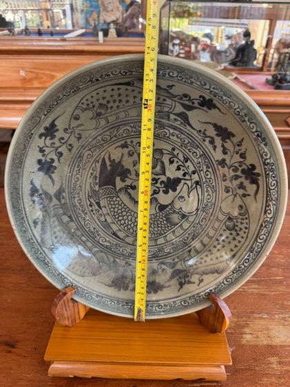จานสังคโลกขนาด14นิ้วพร้อมขาตั้งไม้สัก รูปที่ 2
