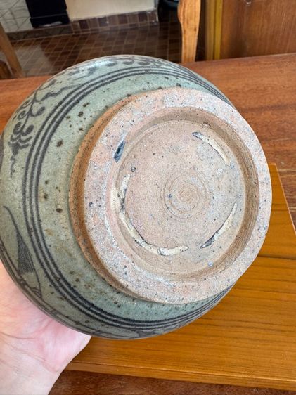 ผอบใหญ่สังคโลกลายปลาและเครือวัลย์ รูปที่ 6